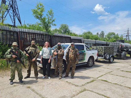 Оксана Фадина передала военнослужащим в зону СВО автомобиль и оборудование